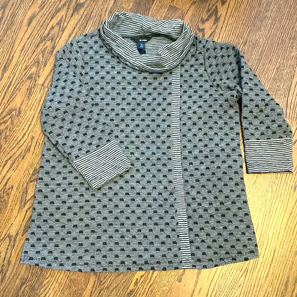Ali Miles Gray and Black Textured Top